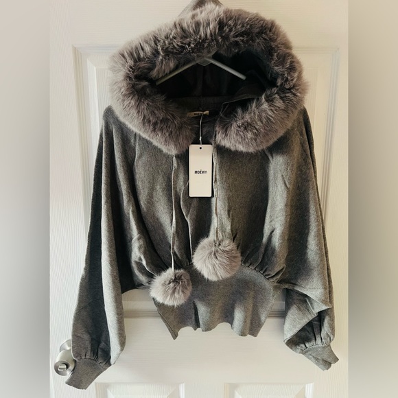 Moewy Sweaters - NWT Sweater with Faux Fur Hood, size Small